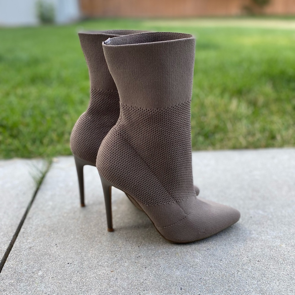 Steve Madden Sock Boot Womens Sz 8 Dark Taupe Beige Century Knit Heel